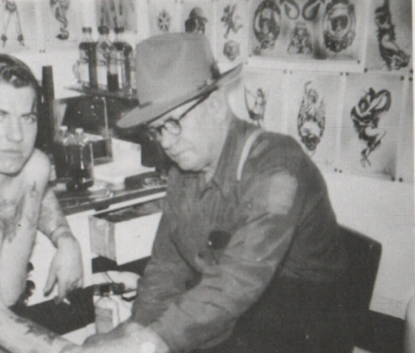 Slim Lewis tattooing in his Seattle shop. Collection of Carmen Nyssen.